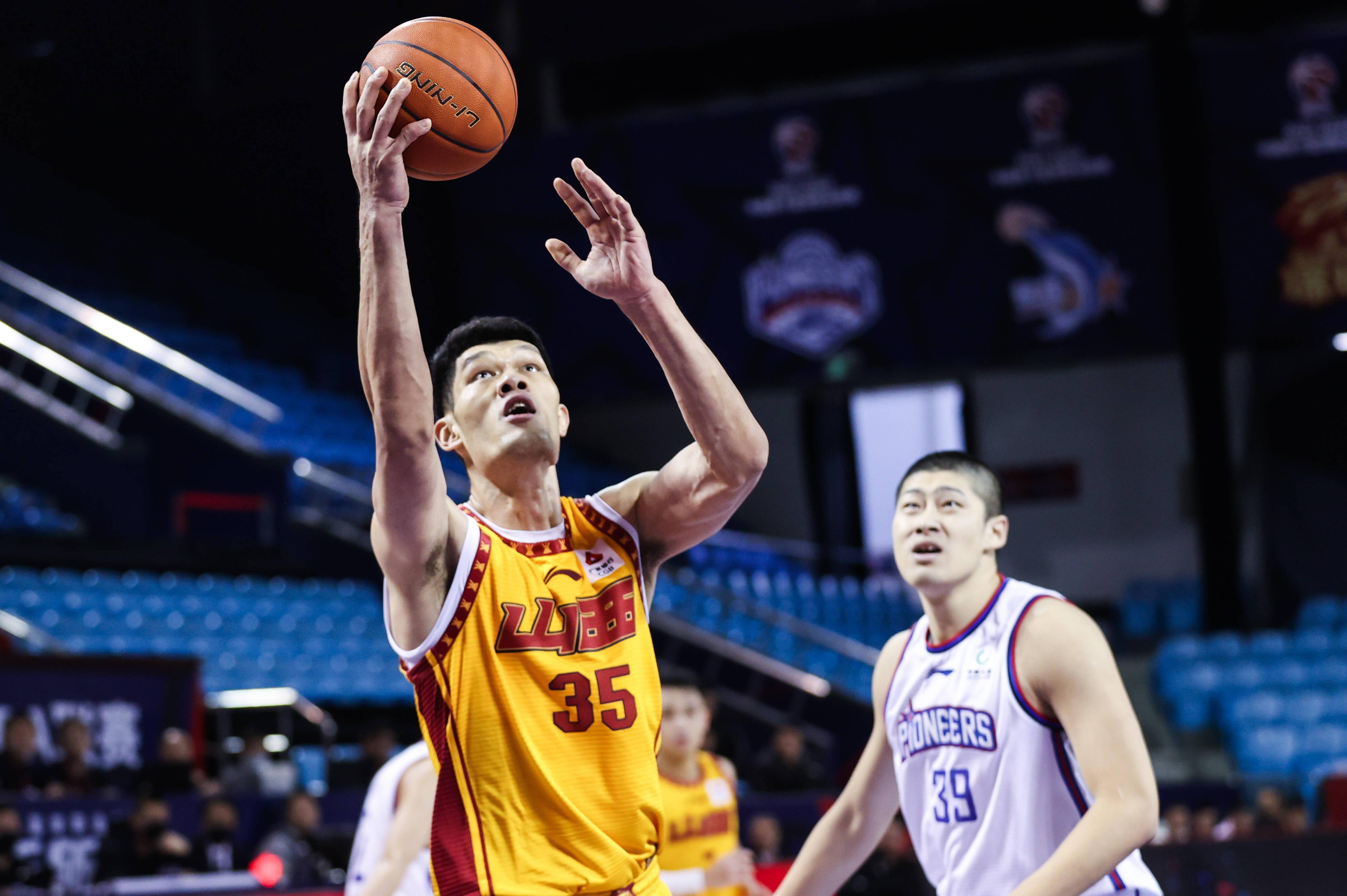 赛地聚焦——国王杯集结日热度飙升，深圳男篮遗憾出局，赛场秩序良好，高层口径保持一致(2024深圳龙华国际男篮邀请赛)爱游戏账号登录