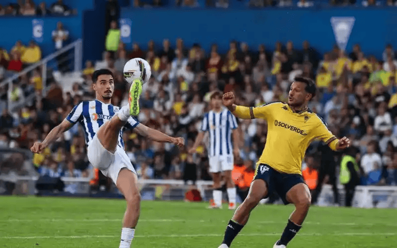 关于西甲赛程吃紧；塞维利亚赛前远射贴柱；气氛紧张；年轻球员得到机会的信息